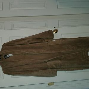 NWT Men's English Laundry plush robe with belt and pockets. Tan color. L/XL